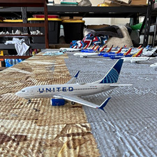United 737-700 1:400 NG models picture
