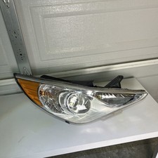 11-14 HYUNDAI SONATA Headlight Assembly Right Passenger Side OEM *SCRATCHES* picture
