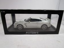AUTOART 1/18 MILLENNIUM WHITE PEARL NISSAN GT-R *ISSUE* NOT PERFECT READ picture