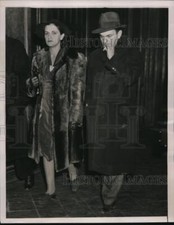 1939 Press Photo New York Mr & Mrs Jacob Katz leave police station - nera06910 picture