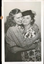 1945 Waukegan Illinois Betty Lou Camm Mother Embrace Photo 5X7 picture
