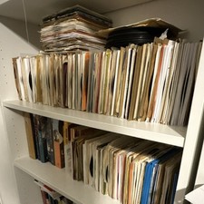 LOT OF 100 45 RPM VINYL 7” SINGLES VARIOUS ARTISTS AND GENRES SOME WITH SLEEVE picture