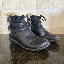 UGG Caspia Boots Black Leather Lined Lace Up Women's Size 7 Booties 1932 picture