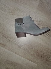kensie women gray shoes / boots Size 6 1/2 with small defect in front picture
