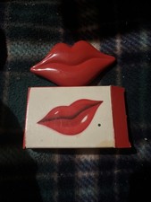 Vintage 1970s Avon Kiss N Makeup Lip Gloss Compact Red Lips NIB Pristine Unused picture