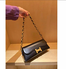 Cartera de Hombro Negra con Cadena Dorada – Bolso Elegante de Mujer. picture