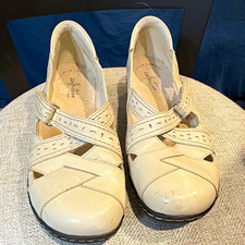 Clarks Collection Women’s Beige Leather Mary Jane Comfort Flats 8 1/2 Round Toe picture