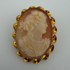 Vintage 10K Yellow Gold Shell Cameo Brooch Pendant Scalloped Frame Gold Peach picture