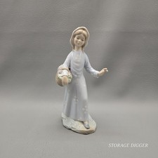 VTG Zaphir The Vineyard Girl with Basket of Grapes Porcelain Figurine 9
