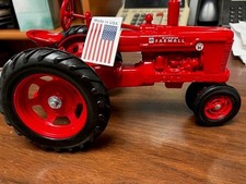 Ertl Diecast 1/16th Scale Farmall Super H 2002 Farm Show Special Edition picture