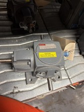 NEW NO BOX BOSTON GEAR REDUCER R131B0M1 R131-B0M1 1750RPM 4.41HP 151 TORQUE 1:1 picture