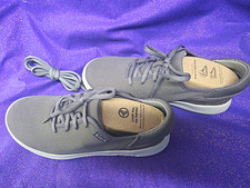 Kizik Gray Hands-Free Wide  Comfort Walking Sneaker Unisex Men's 7.5 Women's 9 picture