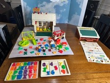 1971 FISHER PRICE Little People School House #923 and Play Desk. COMPLETE EXTRAS picture
