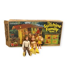 Vintage 1973 Mattel The Sunshine Family Home with Box Complete RARE W/ Family picture