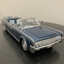 Road Signature Presidential 1/24 Diecast 1961 Lincoln X-100 Kennedy Car Blue picture