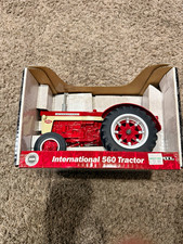 Vintage ERTL International 560 Tractor 1/16 Scale Die-Cast Metal 2001 NIB #14231 picture