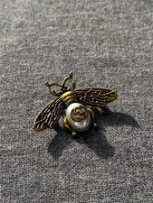 Gucci Bee Brooch White Pearl Fly Gold Tone Brooch Pin Jewelry Luxury Gift picture