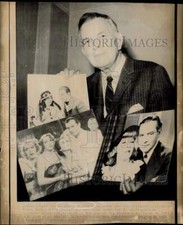 1973 Press Photo Sidney Blackmer holding pictures he played as actor - lra77531 picture