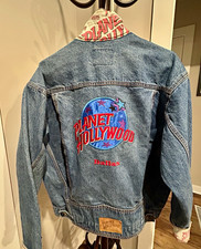 RARE VINTAGE PLANET HOLLYWOOD DALLAS DENIM JACKET – SIZE MEDIUM – WITH VINTAGE P picture