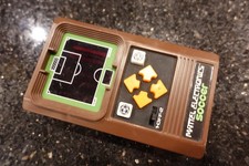Vintage MATTEL SOCCER   Handheld Electronic tabletop LED Video game   D3  NICE picture
