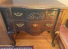 Thomasville Queen Anne Mahogany Lowboy Commode Shell Carved Center 32x33x17 picture