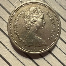 1983 One Pound Coin Queen Elizabeth II DECUS ET TUTAMEN British Error picture