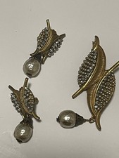 Vintage Miriam Haskell horseshoe mark Clip-On Dangle Earrings Faux Pearl brooch  picture