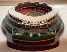 DANBURY MINT WASHINGTON REDSKINS ROBERT F KENNEDY MEMORIAL STADIUM FIGURIN NWOB. picture