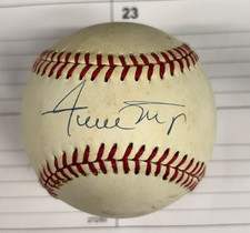 Willie Mays Autograph Baseball - Clean Signature on Sweet Spot -  picture