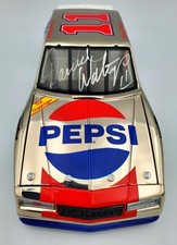 RARE 1983 #11 AUTOGRAPHED Pepsi White Gold Darrell Waltrip 1/24  MINT box /Car picture