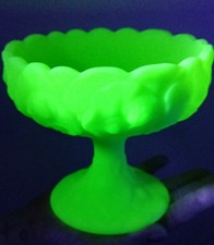 VTG Fenton Water Lily Satin Lime Green Custard Glass GLOW UV REACTIVE  picture