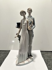 Lladró Hand Painted Porcelain Couple Figurine w/ Flowers Spain MPN 01001418 picture