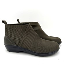 Clark’s Collection Women's Green Sashlyn Mid Ankle Boots Size 7 picture