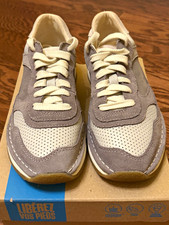Clarks Unisex Low Top Lace-Up Athletic Sneakers Gray Beige Solid picture