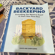 Backyard Beekeeping by David & Sheri Burns Trade PB 2020 Callisto Publishing picture
