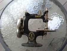 Vintage 1950s Singer Mini Children's Toy Sewhandy Sewing Machine Model 20 picture