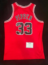 Bulls team Signed Jersey Authentic Scottie Pippen Fanatics Authentication picture