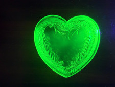Vintage Uranium Vaseline Glass Heart Trinket Box Attributed to Degenhart UV picture