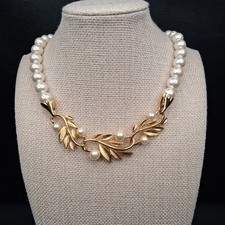 Vintage Signed NAPIER Faux Pearl Gradually Leaves Bib Necklace. 18.912 picture