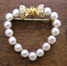14k Yellow Gold Heart Brooch with 15 Pearls Bow Motif & Diamond Chips Marked 585 picture