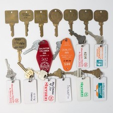 Lot of 18 1970s Hotel Room Keys Sheraton Quality Inn Howard Johnsons Plaza picture