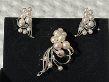 Mikimoto, Akoya 11 pearl brooch and 9 pearls on each earring, (29) picture
