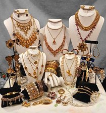STUNNING VINTAGE GOLD-TONE JEWELRY COLLECTION LOT picture