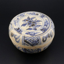 ANTIQUE 15th/16thC VIETNAMESE ANNAMESE BLUE AND WHITE POTTERY BOX POT AND COVER picture