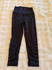 Alo Yoga Airbrush Leggings Arches Black Gray Geometric Print picture