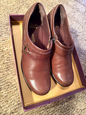 Clarks Collection Brown Leather Ankle Bootie Side Zip Cushioned Round Toe 8M picture