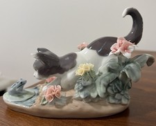 Signed Lladro Spain # 1442 Kitty Confrontation Porcelain Playful Cat & Frog 1983 picture