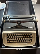 1968 Royal Custom Portable Manual Typewriter Magic Margin w/ Original Case picture