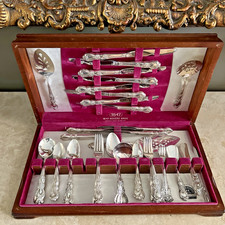 VTG. 1847 ROGERS BROS HERITAGE SILVERPLATE FLATWARE SET 79 PIECES w/ WOOD CHEST picture