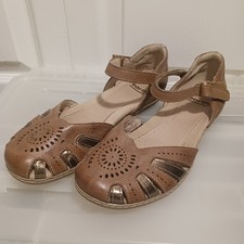Earth Camellia Calhoun Leather Sandals Brown Almond Adjustable Strap Size 7.5M picture